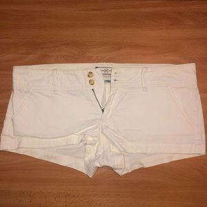 Abercrombie & Fitch - low rise - 3” inseam - shorts. (White)